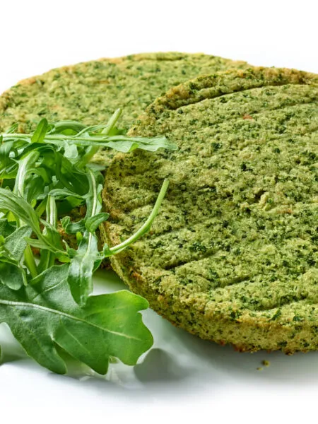 burger vegan di piselli a forma di cuore cotti al forno