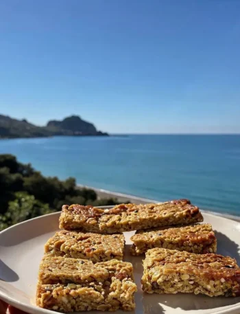 Barrette energetiche gluten free fatte in casa con vista mare a Cefalù