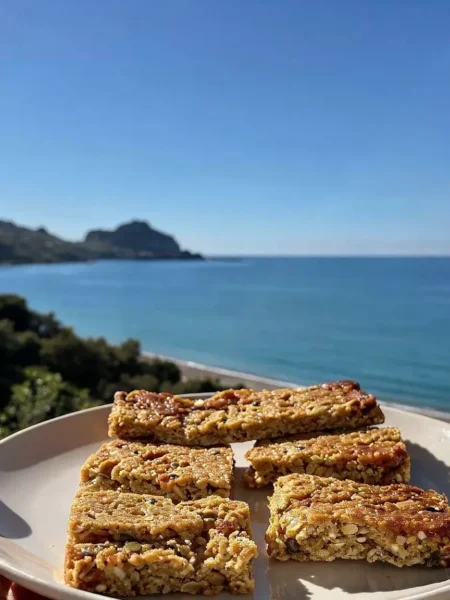 Barrette energetiche gluten free fatte in casa con vista mare a Cefalù