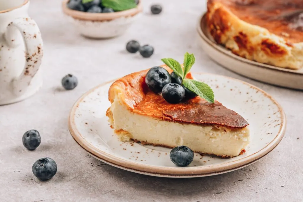 Cheesecake fit senza biscotti con topping di frutti di bosco