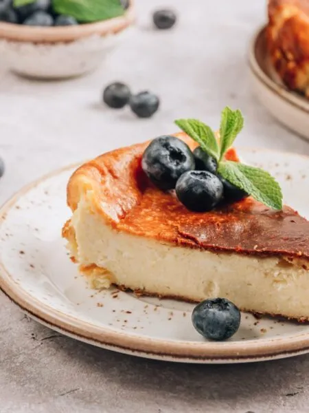 Cheesecake fit senza biscotti con topping di frutti di bosco