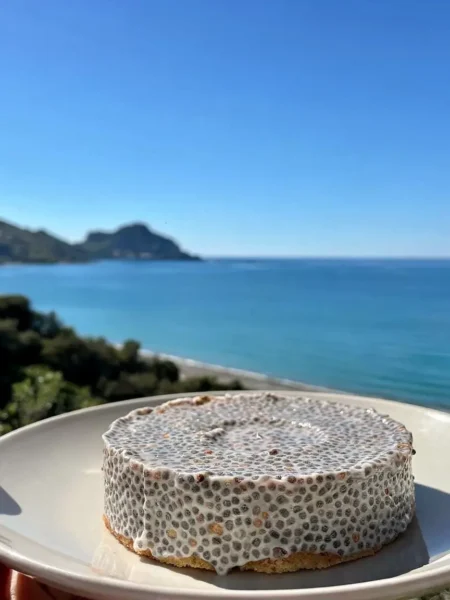Budino fit di semi di chia con base d'avena davanti al mare di Cefalù