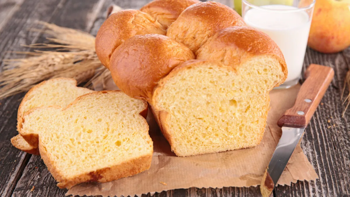 brioche senza grassi soffice fatta in casa su tavolo chiaro