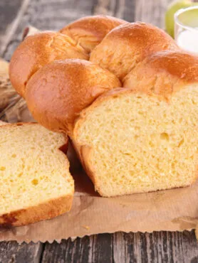 brioche senza grassi soffice fatta in casa su tavolo chiaro