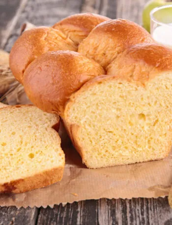 brioche senza grassi soffice fatta in casa su tavolo chiaro