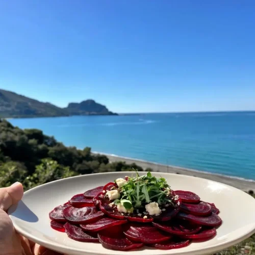 Carpaccio di barbabietola con feta, rucola e noci