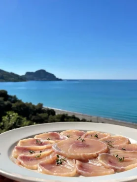 Carpaccio di pesce spada marinato al limone e timo vista mare a Cefalù