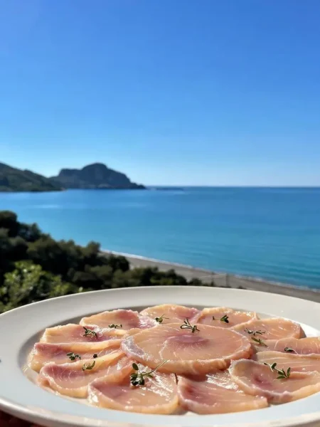 Carpaccio di pesce spada marinato al limone e timo vista mare a Cefalù