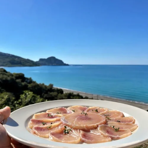 Carpaccio di pesce spada marinato al limone e timo