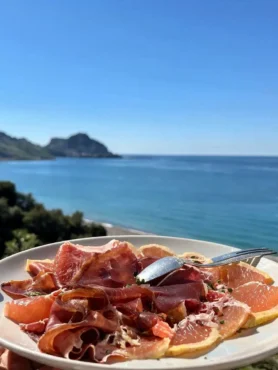 Carpaccio fit di bresaola e pompelmo rosa vista mare a Cefalù