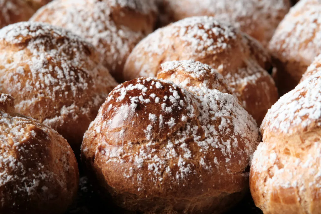 zeppole di San Giuseppe al forno con crema pasticcera e amarena