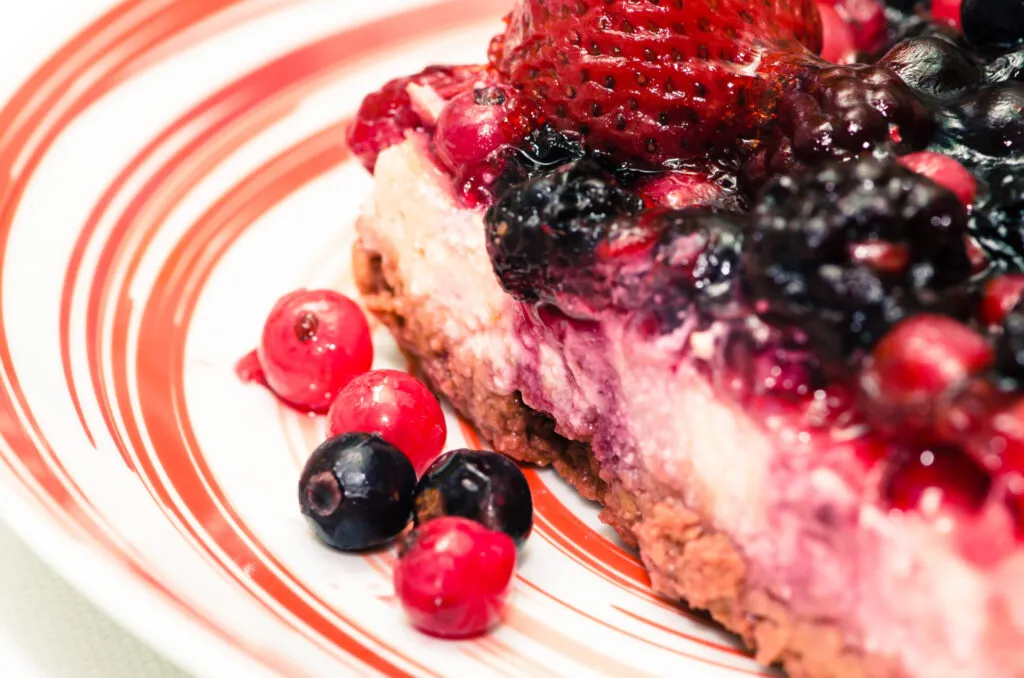 Cheesecake fit senza biscotti con topping di frutti di bosco