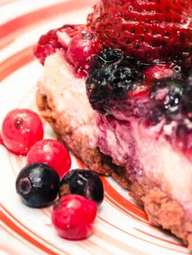 Cheesecake fit senza biscotti con topping di frutti di bosco