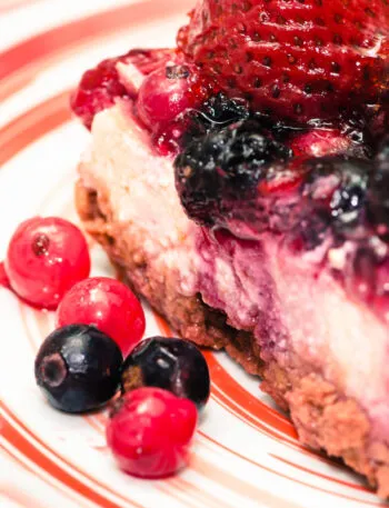 Cheesecake fit senza biscotti con topping di frutti di bosco