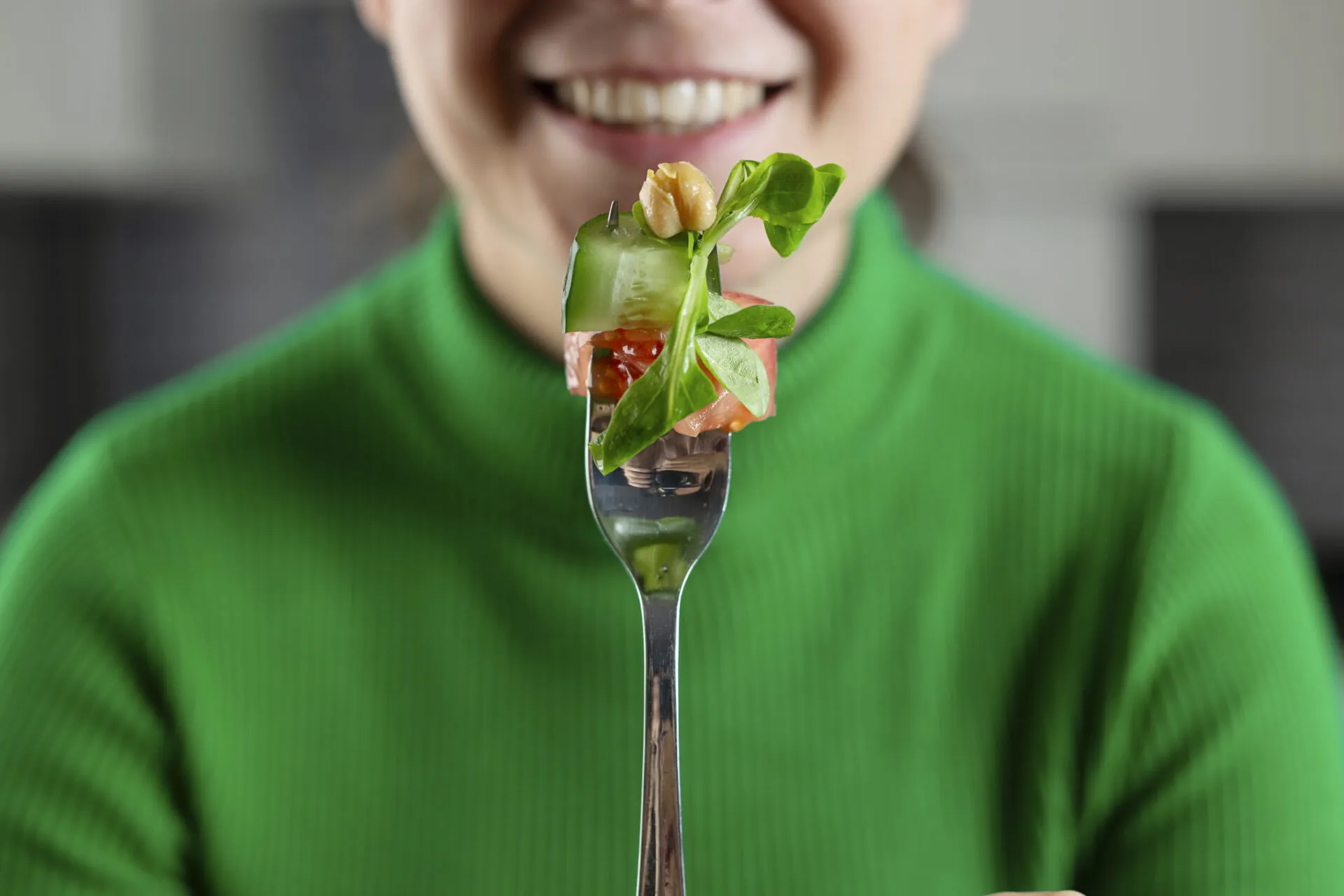 Donna che mangia Piatto sano ed equilibrato con carboidrati, proteine, verdure e grassi buoni disposto in modo semplice e naturale