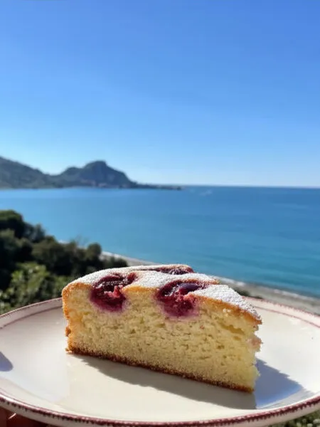 Torta marmorizzata fit alla marmellata di frutti rossi con vista mare a Cefalù