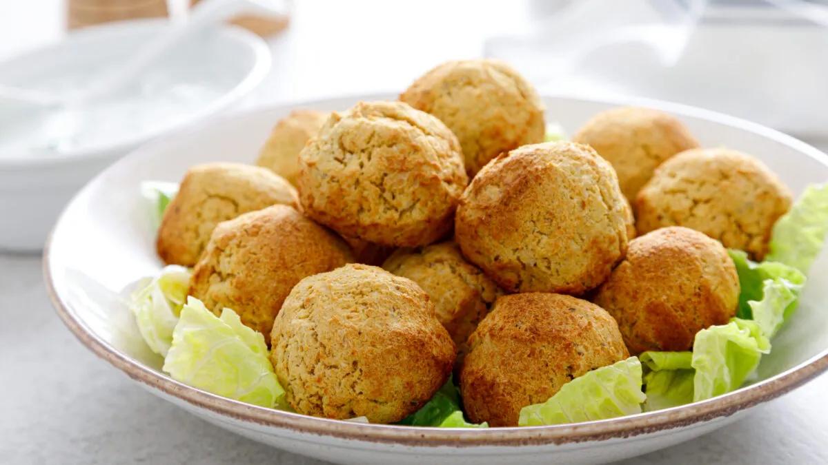 polpette di tonno e zucca light al forno servite su piatto chiaro