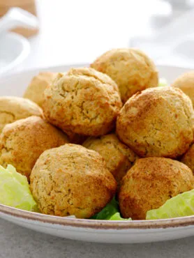 polpette di tonno e zucca light al forno servite su piatto chiaro