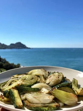 Finocchi e zucchine brasati al timo con vista mare a Cefalù