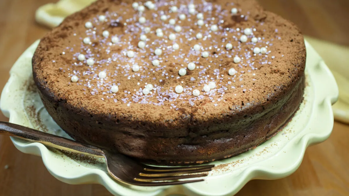 fetta di torta tenerina vegan senza grassi al cacao su piatto chiaro