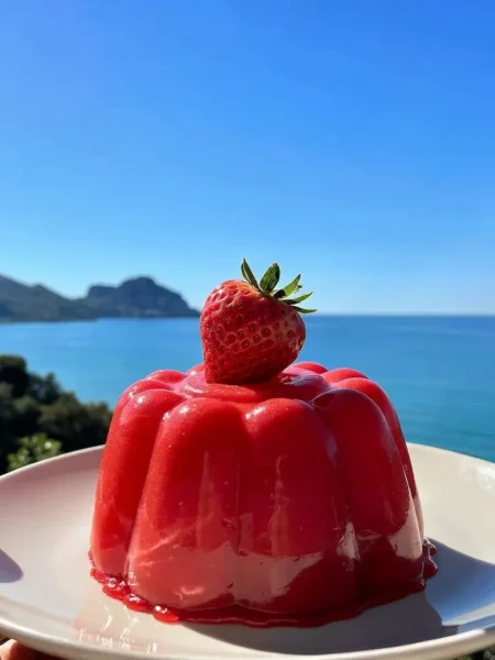 Gelo di fragole fit in stampo scanalato vista mare a Cefalù