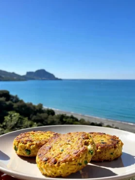 Hamburger di ceci dorati con zucchine e prezzemolo vista mare a Cefalù