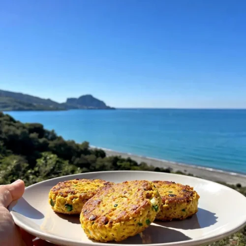 Hamburger di ceci dorati con zucchine e prezzemolo