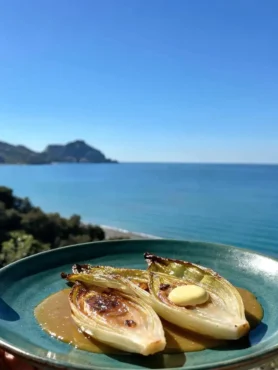 Indivia arrosto al burro e miso con vista sul mare di Cefalù