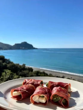 Involtini di bresaola fit con ricotta e rucola vista mare a Cefalù