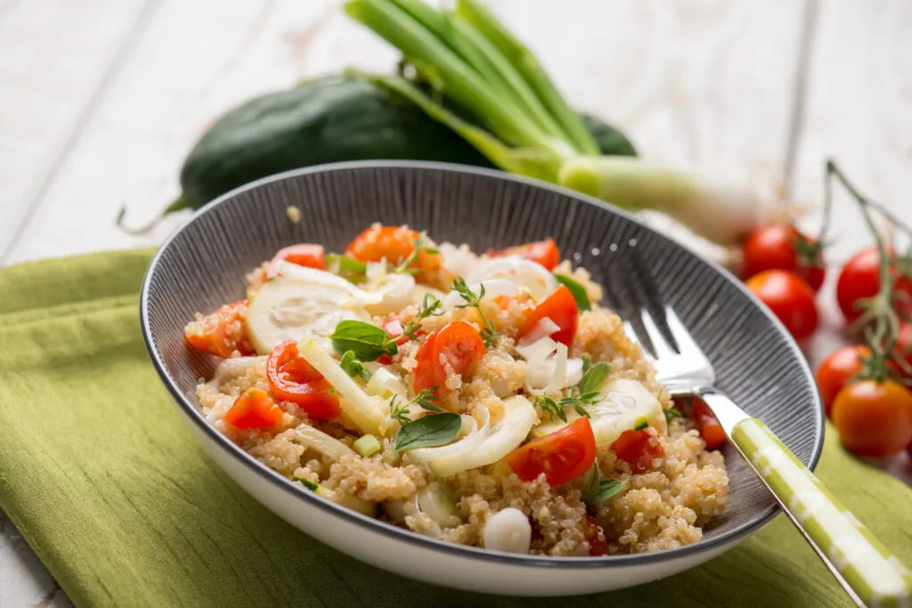 Insalata Fit di Quinoa con Ceci e Verdure Croccanti