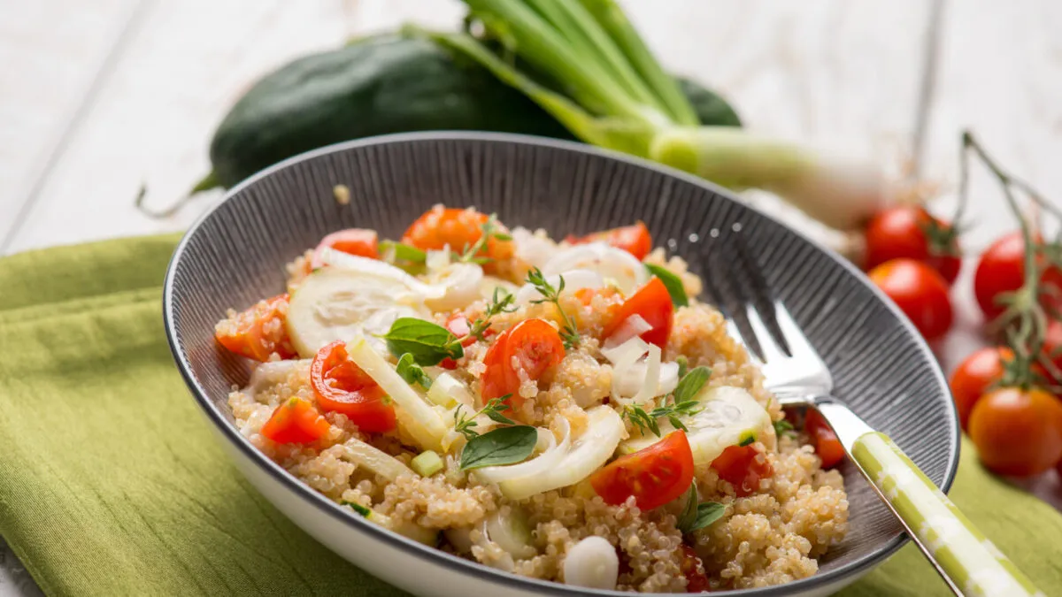 Insalata Fit di Quinoa con Ceci e Verdure Croccanti