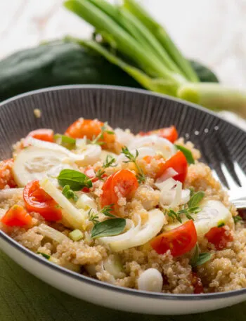 Insalata Fit di Quinoa con Ceci e Verdure Croccanti