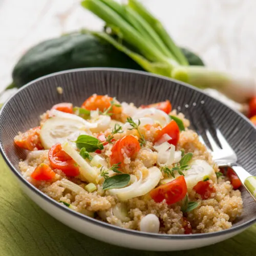 Insalata Fit di Quinoa con Ceci e Verdure Croccanti