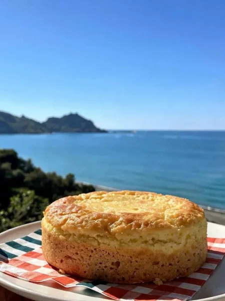 Plumcake allo yogurt fit soffice con panorama di Cefalù in Sicilia