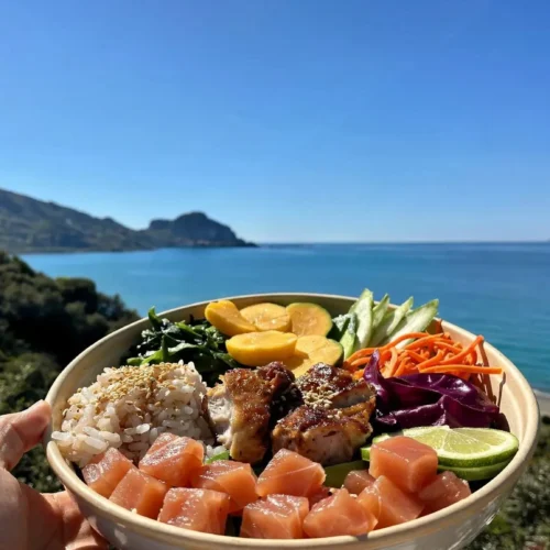 Poke bowl fit con salmone, pollo teriyaki leggero, riso e verdure croccanti