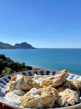 Pollo allo yogurt fit con salsa al cetriolo vista mare a Cefalù
