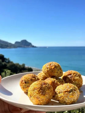 Polpette di miglio al forno con ceci e verdure sul mare di Cefalù