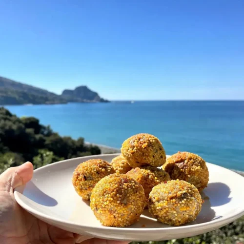 Polpette di miglio dorate al forno con ceci e verdure