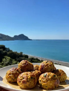 Polpettine di ceci vegan con salsa tahina davanti al mare di Cefalù