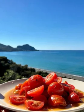 Pomodori marinati mediterranei con vista sul mare di Cefalù