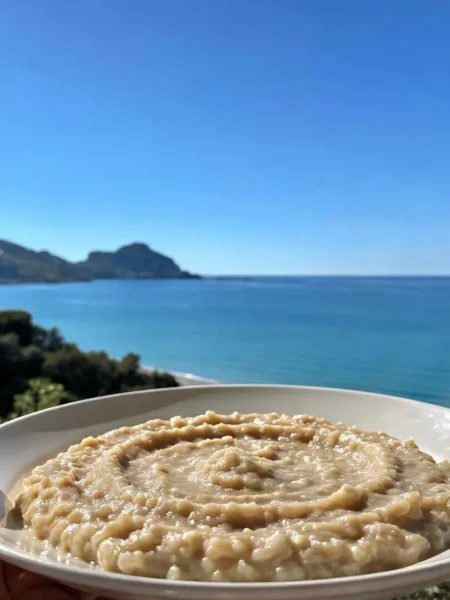 Porridge cremoso proteico alla banana con vista sul mare di Cefalù