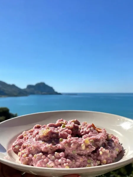 Porridge rosa healthy con avena e pistacchi vista mare a Cefalù