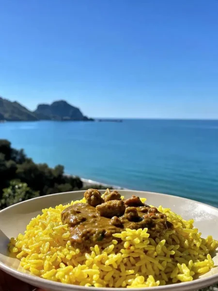 Riso al curry fit con pollo cremoso vista mare a Cefalù