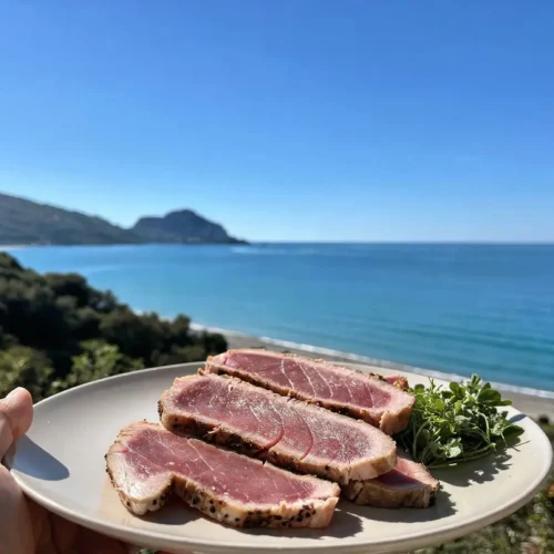 Tagliata di tonno scottato in crosta di sesamo e pepe con germogli freschi