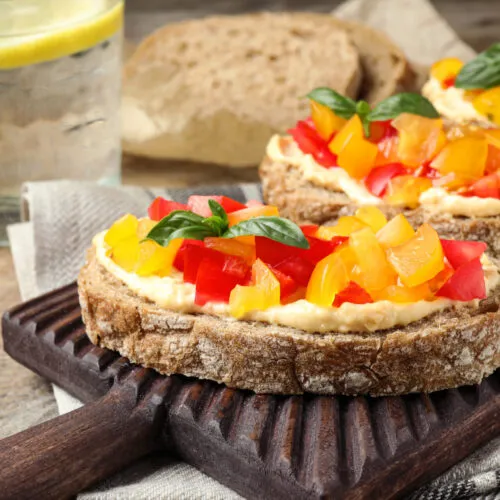 Crostini con Hummus di Peperoni e Fiocchi di Latte
