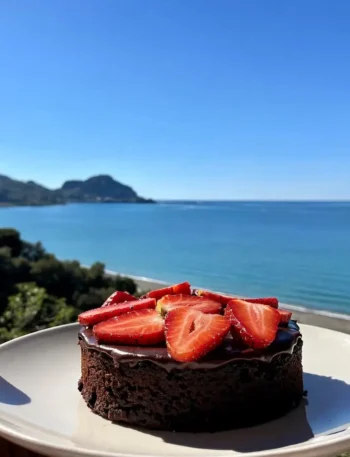 Torta cioccolato e fragole senza uova fit con vista mare a Cefalù