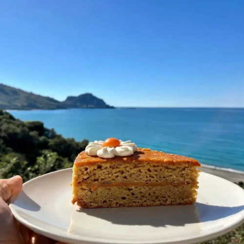 Torta di carote fit a strati con crema leggera allo yogurt