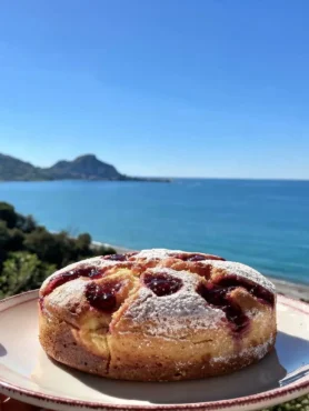 Torta marmorizzata fit alla marmellata di frutti rossi con vista mare a Cefalù