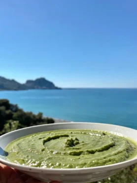 Vellutata di lattuga fit verde con vista sul mare di Cefalù