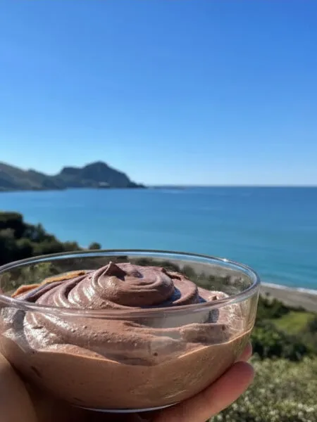 Mousse di albumi al cioccolato fit su piatto con vista mare a Cefalù